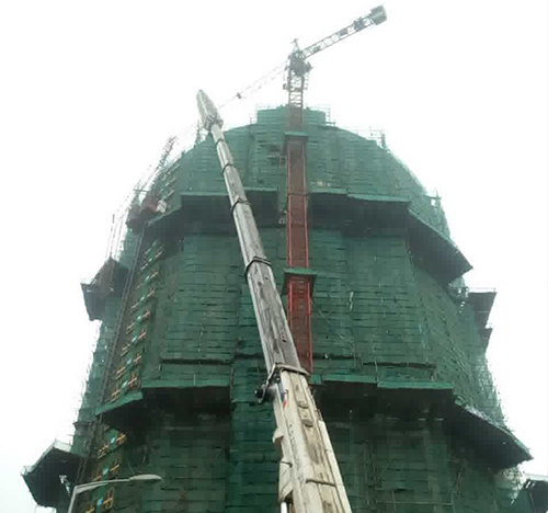 海北吊车在工地上作业